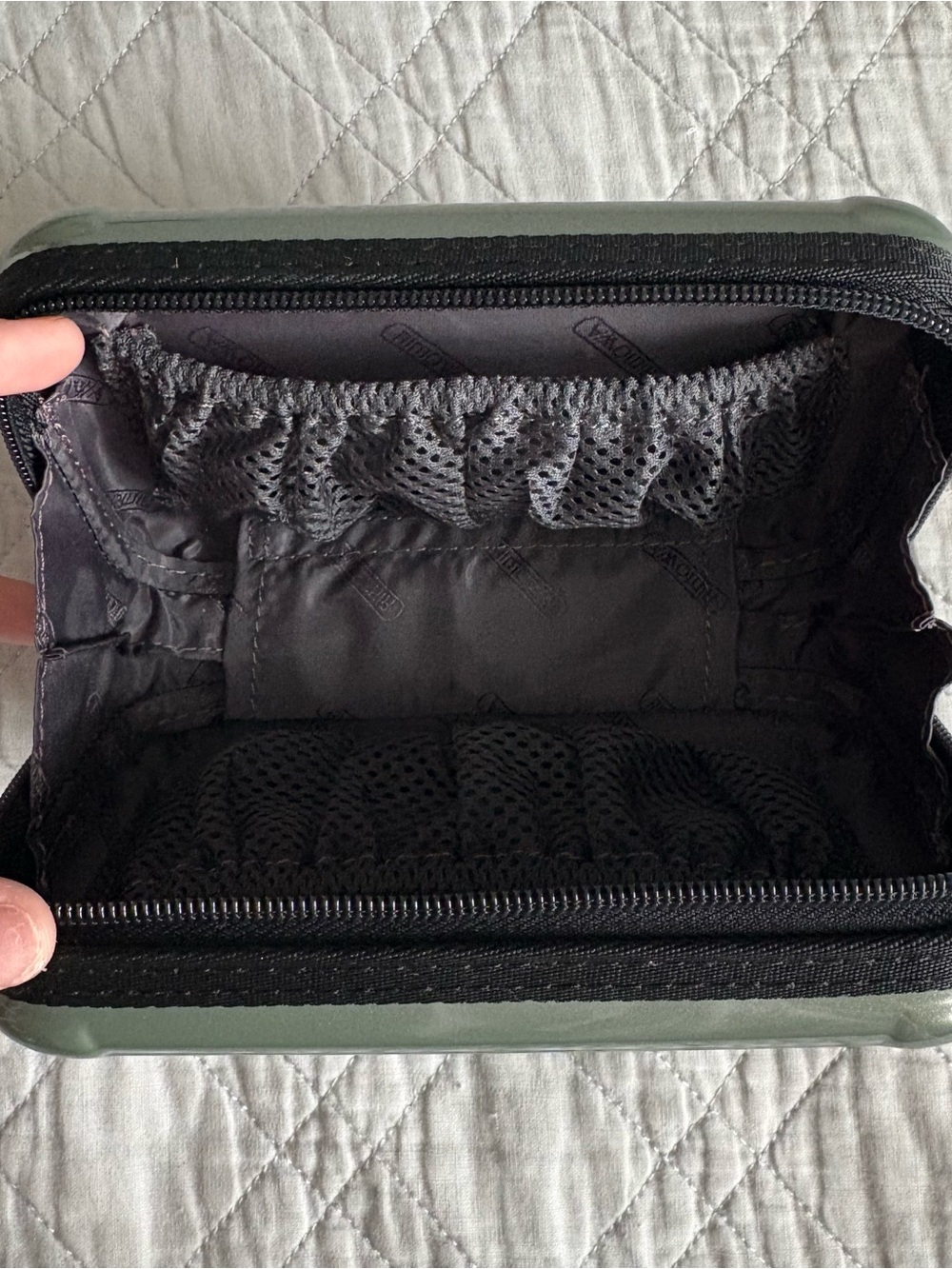 RIMOWA Green Ribbed Hard Shell Toiletries Case - Picture 9 of 9